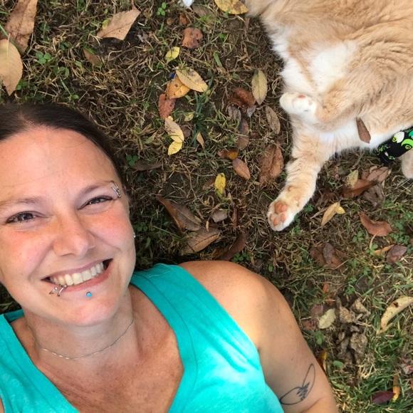 Meet your Posher, Lara - Picture 2 of 4